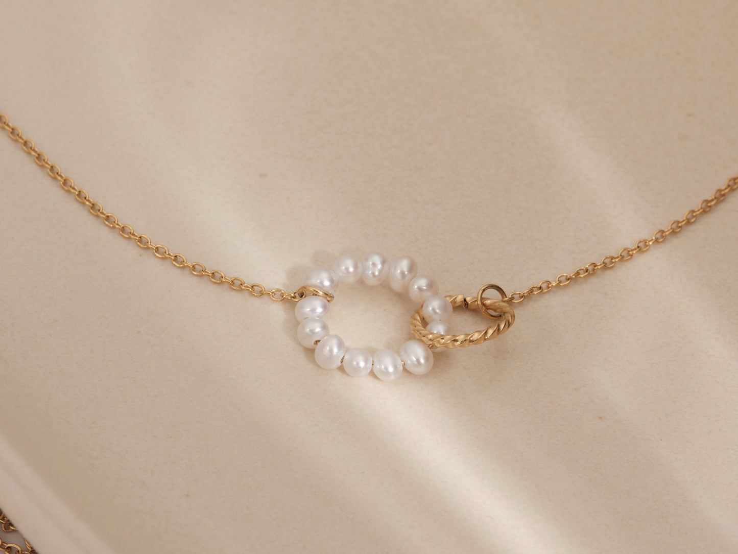 Freshwater Pearl Necklace Interlocking Circles Necklace Button Shape Pearls Beaded Linked Rings Pendant Necklace